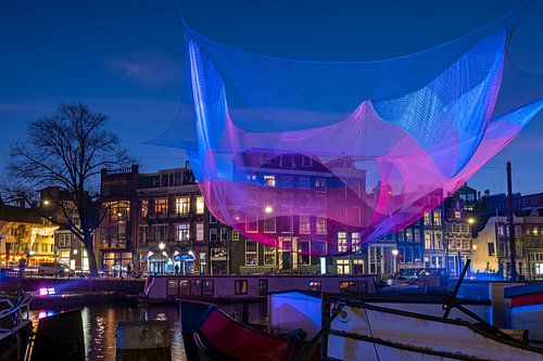 Stadsgezicht van Amsterdam tijdens het Light festival in Nederland bij nacht