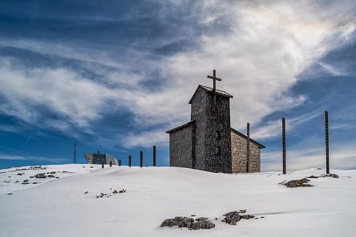Uitzicht op de kerk op het Dachstein-gebergte