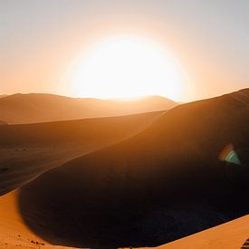 Zonsopkomst in Sossusvlei Nationaal Park, Namibie van Maartje Kikkert