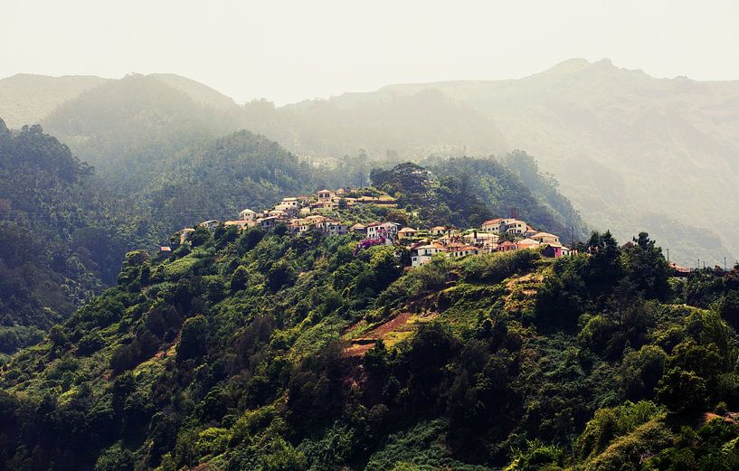 Kleines Dorf in den Bergen, Madeira von Sebastian Rollé - travel, nature & landscape photography