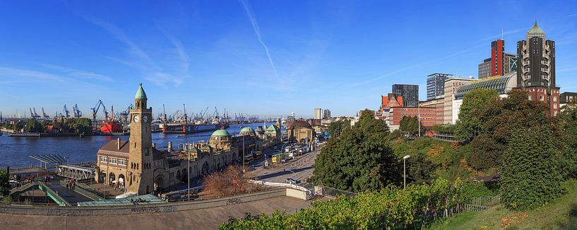 Hamburg Skyline - Landungsbrücken und Hafen von Frank Herrmann