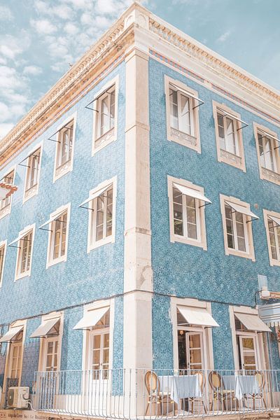 Tuiles bleues rétro sur un bâtiment à Sintra, Portugal tirage d'art - photographie de rue et de voya par Christa Stroo photography
