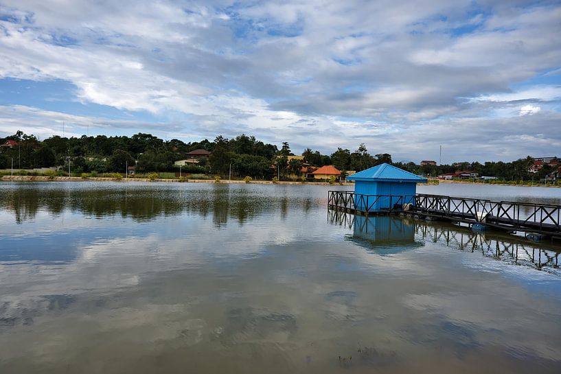 Stille und Spiegelungen auf dem See von Saen Monourom von Frank Photos