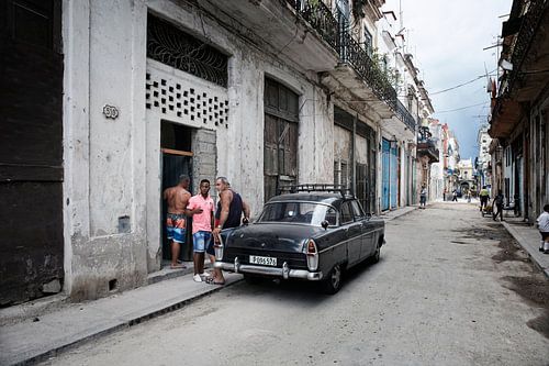 HAVANA, CUBA Straatscène met kleurrijke gebouwen en oude Amerikaanse auto in Havana van de binnensta