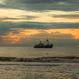 Garnalenkotter bij zonsondergang van Monique van Middelkoop