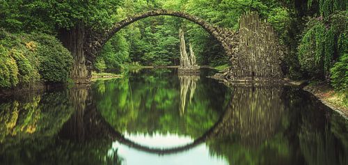 Rakotzbrug in Kromlau met weerspiegeling in het meer