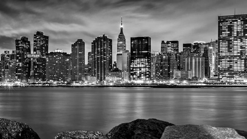 Skyline Manhattan/Empire State Building bei Nacht (schwarz-weiß) von Natascha Velzel