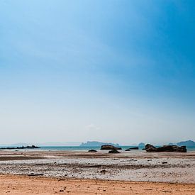Einsamer Strand in Thailand von Bart Rondeel