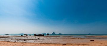 Verlaten strand in Thailand van Bart Rondeel