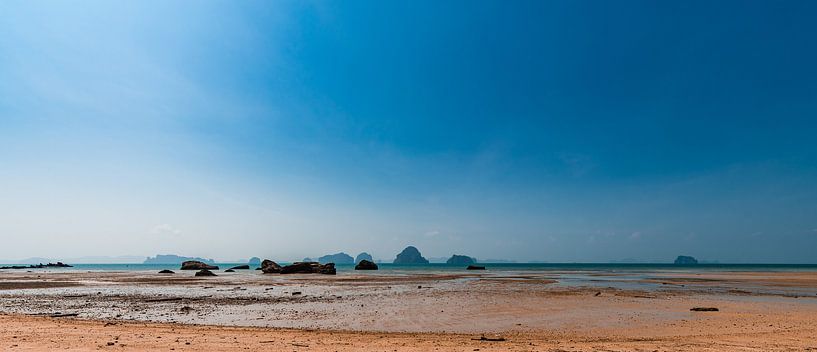 Einsamer Strand in Thailand von Bart Rondeel