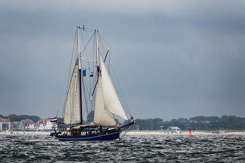 Segelschiff auf der Ostsee vor Warnemünde