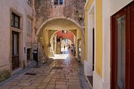 Steeg in de historische oude stad van Rab in Kroatië van Heiko Kueverling thumbnail