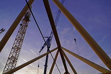 Perspectives and angles when climbing a yellow lattice boom crane by Babetts Bildergalerie