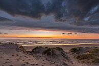 Ondergaande zon Hodsbosche Zeewering Camperduin van René Groeneveld thumbnail