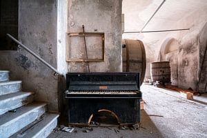 Klavier im Keller.