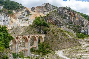 Ponte di Vara Brücke im Carrara Marmor Steinbruch in Italien