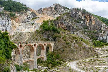 Ponte di Vara Brücke im Carrara Marmor Steinbruch in Italien van Animaflora PicsStock