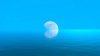 Mond über dem blauen weiten Meer mit Reflexionen