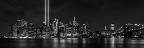 Panorama de la ligne d'horizon de New York avec le World Trade Center et le pont de Brooklyn en noir et blanc sur Tux Photography