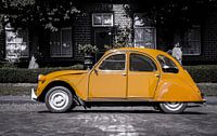 Citroën 2cv geel op zwart-witte achtergrond