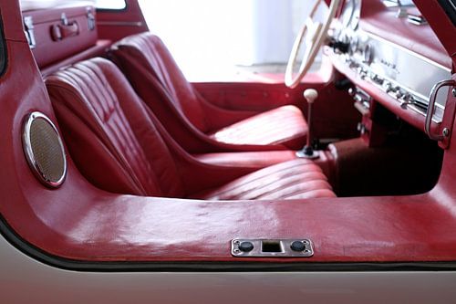 Rood interieur in een klassieke auto