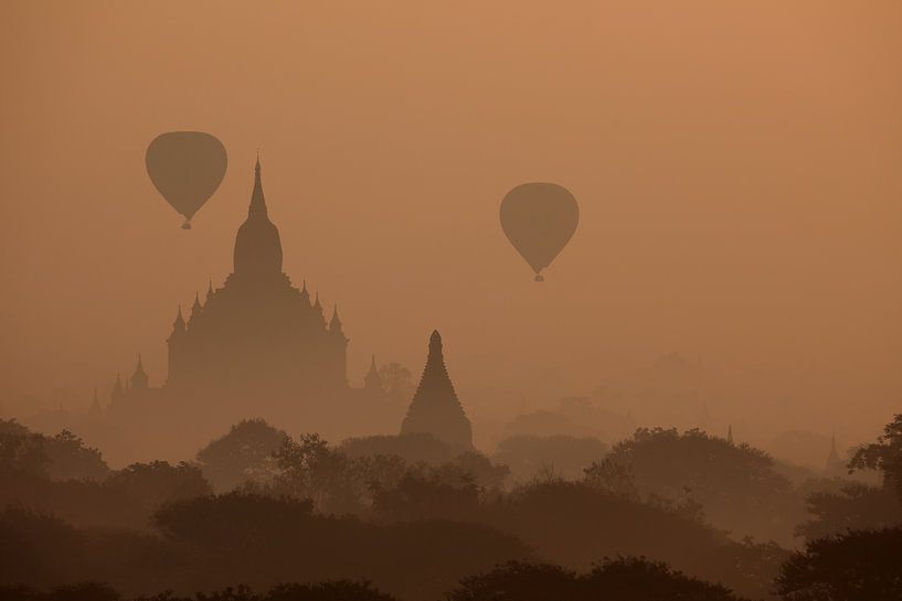 De tempels van Bagan in Myanmar bij zonsopgang van Roland Brack