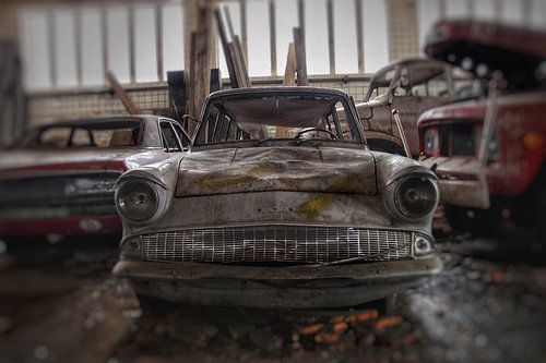 Oldtimer in een vervallen garage