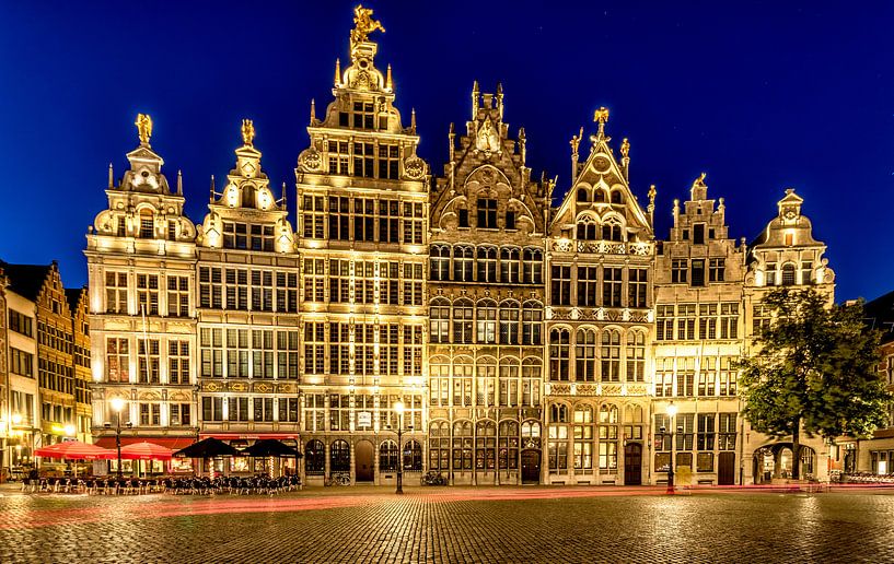 Guildhouses in Antwerpen bij nacht van Rene Siebring