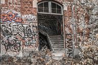 Treppe in einem verfallenen Gebäude von Ans Bastiaanssen Miniaturansicht