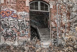 Treppe in einem verfallenen Gebäude von Ans Bastiaanssen