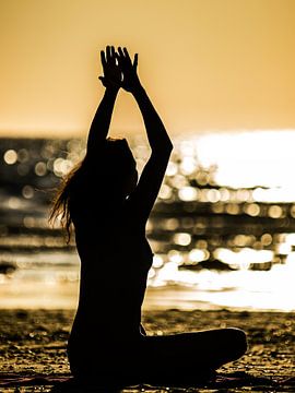 YOGA AM STRAND # 10 von JORG BECKER