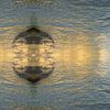 Goldgelbes Meerwasser, gespiegelte Wasseroberfläche von Adriana Mueller