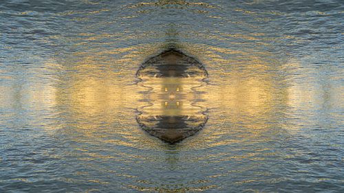 Gouden zeewater, spiegelend wateroppervlak