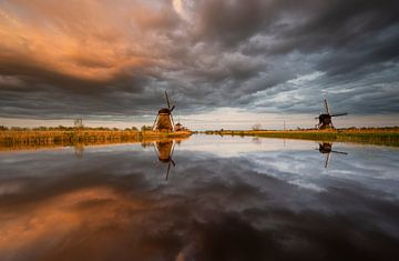 De molens van Kinderdijk in het laatste avondlicht