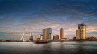Stadtbild von Rotterdam am Abend mit Gebäuden und Boot im Vordergrund. von Bart Ros Miniaturansicht
