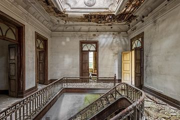 Lost Places - Eingangsportale mit Treppe von Gentleman of Decay