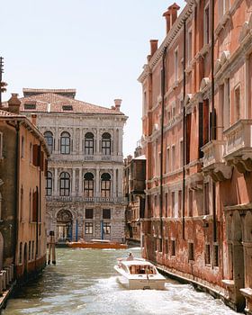 Kanäle mit Booten in Venedig