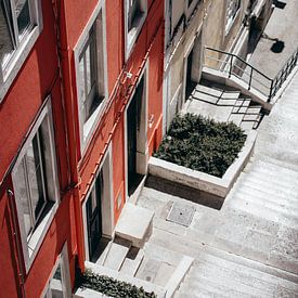 Kleine straat met trappen in Lissabon, Portugal van Bart Clercx