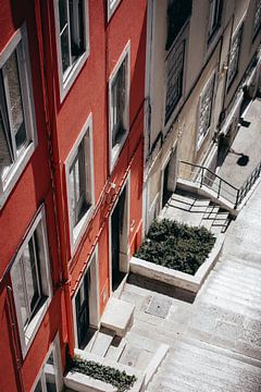 Kleine straat met trappen in Lissabon, Portugal van Bart Clercx