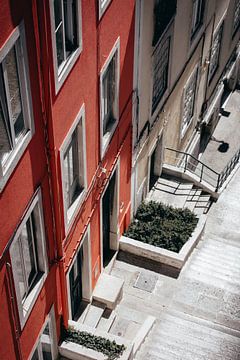 Kleine straat met trappen in Lissabon, Portugal