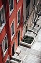 Kleine straat met trappen in Lissabon, Portugal van Bart Clercx thumbnail