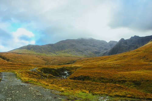 De Highlands, de Schotse Hooglanden, zijn beroemd om hun schilderachtige landschap. Eiland van Skye