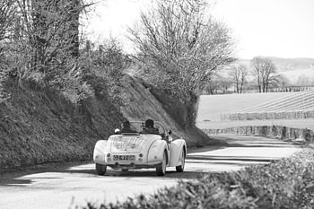 Oldtimer zwischen den Weinbergen
