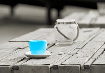 Kopje op de tafel van een strandbar in Maagdenburg