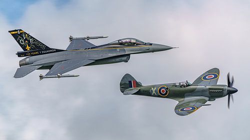Flyby Supermarine Spitfire en General Dynamics F-16.