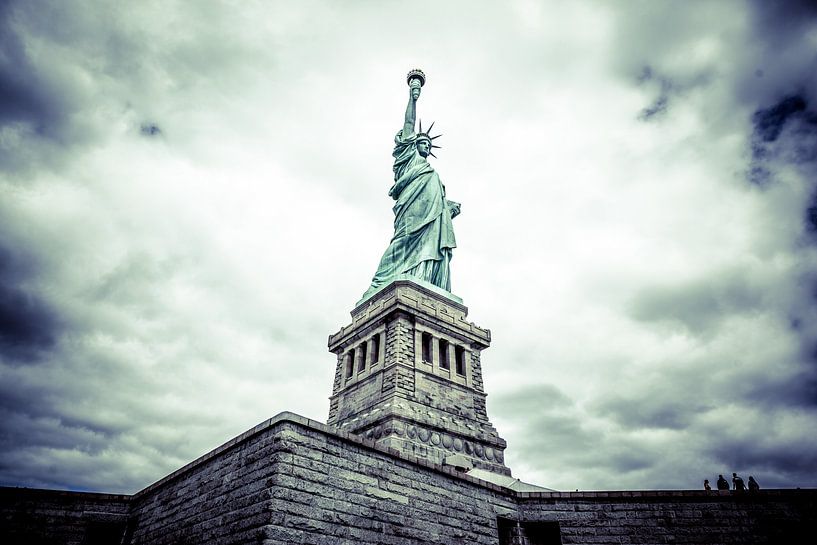 Die verborgene Pracht der Freiheit: Eine einzigartige Perspektive auf die Freiheitsstatue in New York 17 von FotoDennis.com | Werk op de Muur