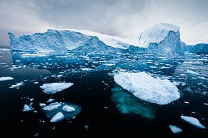 Un iceberg bleu clair dans un océan noir profond