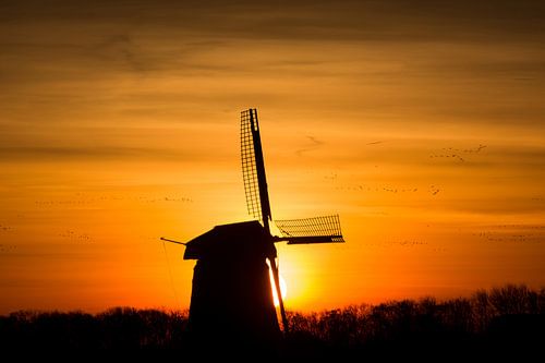 zonsopkomst met oude molen 03