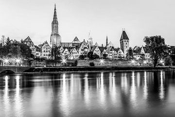 Zwart-wit fotografie Ulm aan de Donau bij nacht van Werner Dieterich