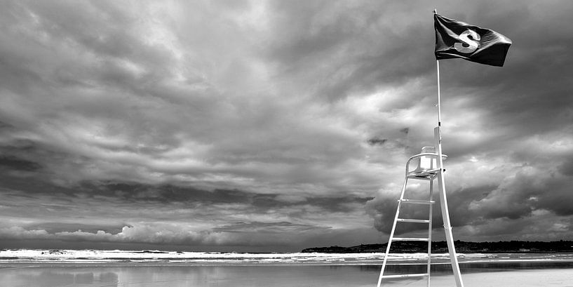 Strand met naderende storm (zwart-wit) van Rob Blok